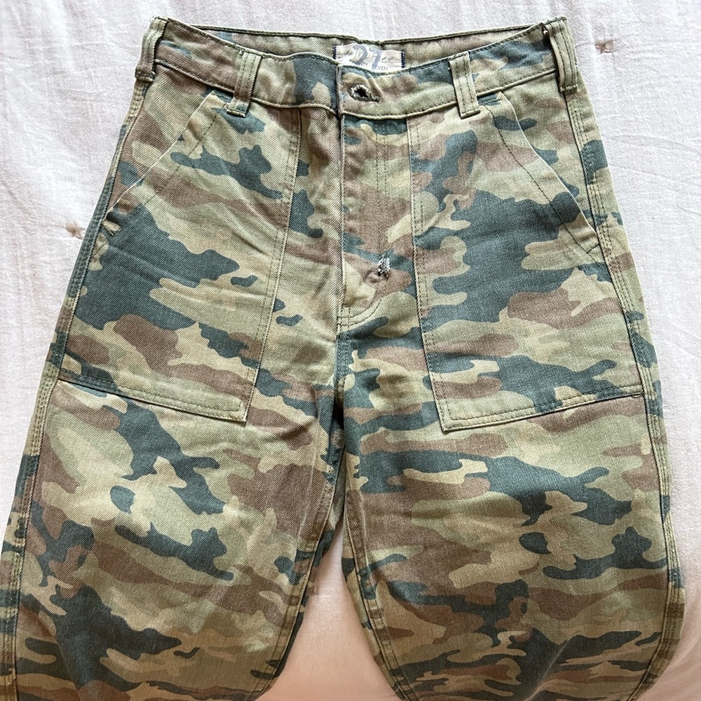 Free People We The Free cargo pants size 27 fits like 2/4